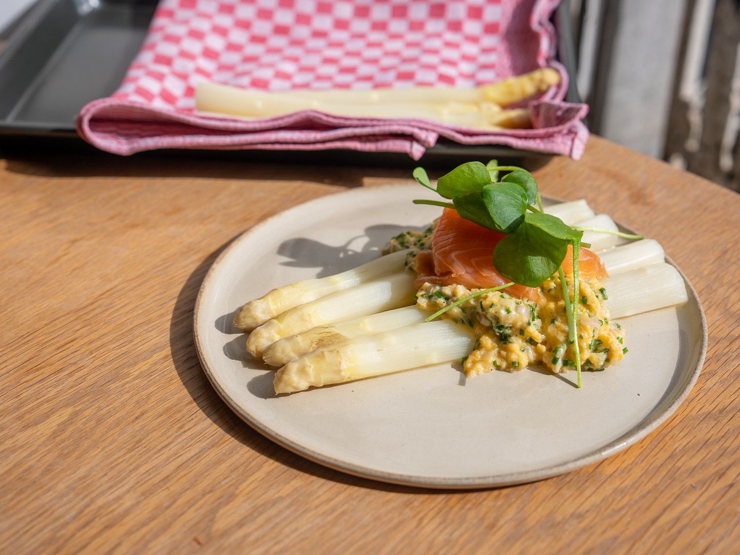 Roerei met asperges en gerookte zalm