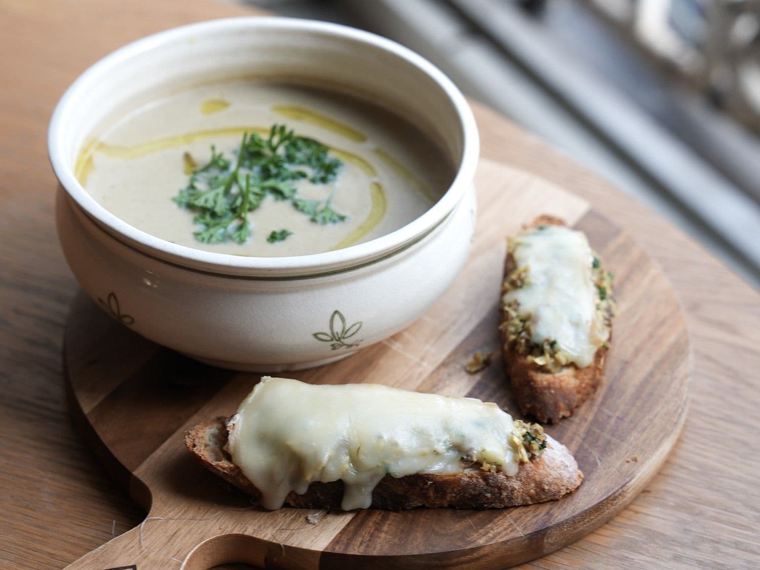 Champignonsoep, crostini met duxelle en Taleggio
