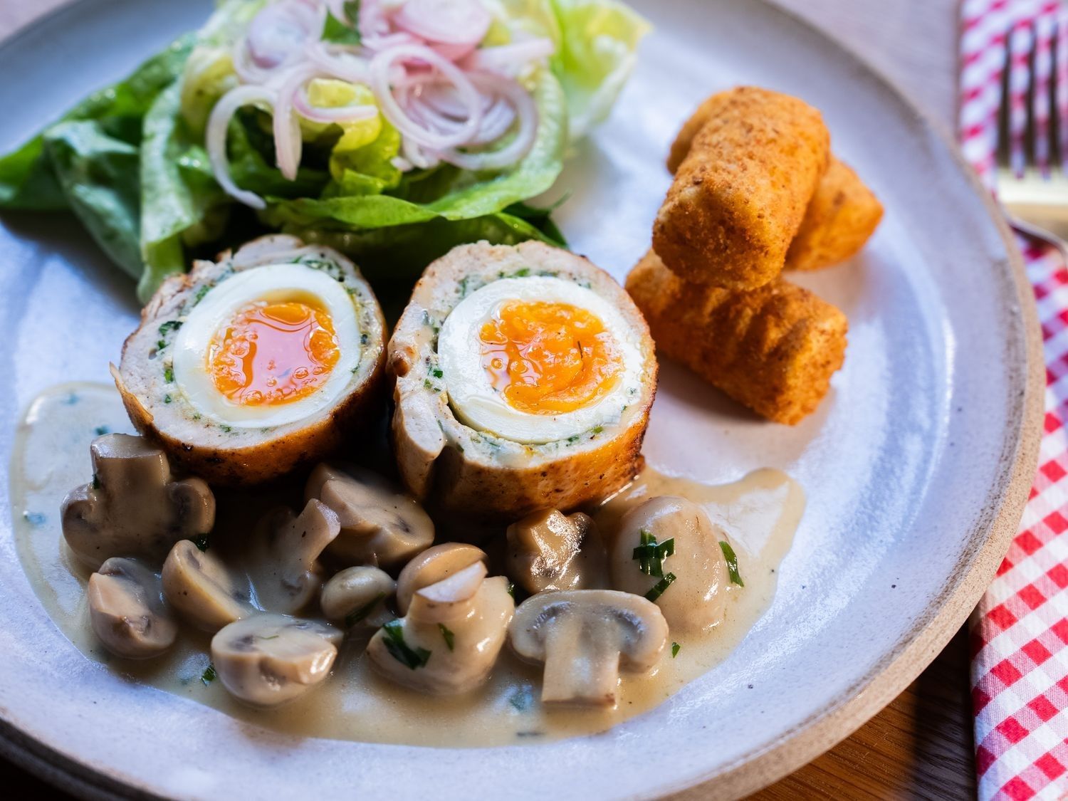 Kiprollade met ei, champignonsaus, kroketten en kropsla