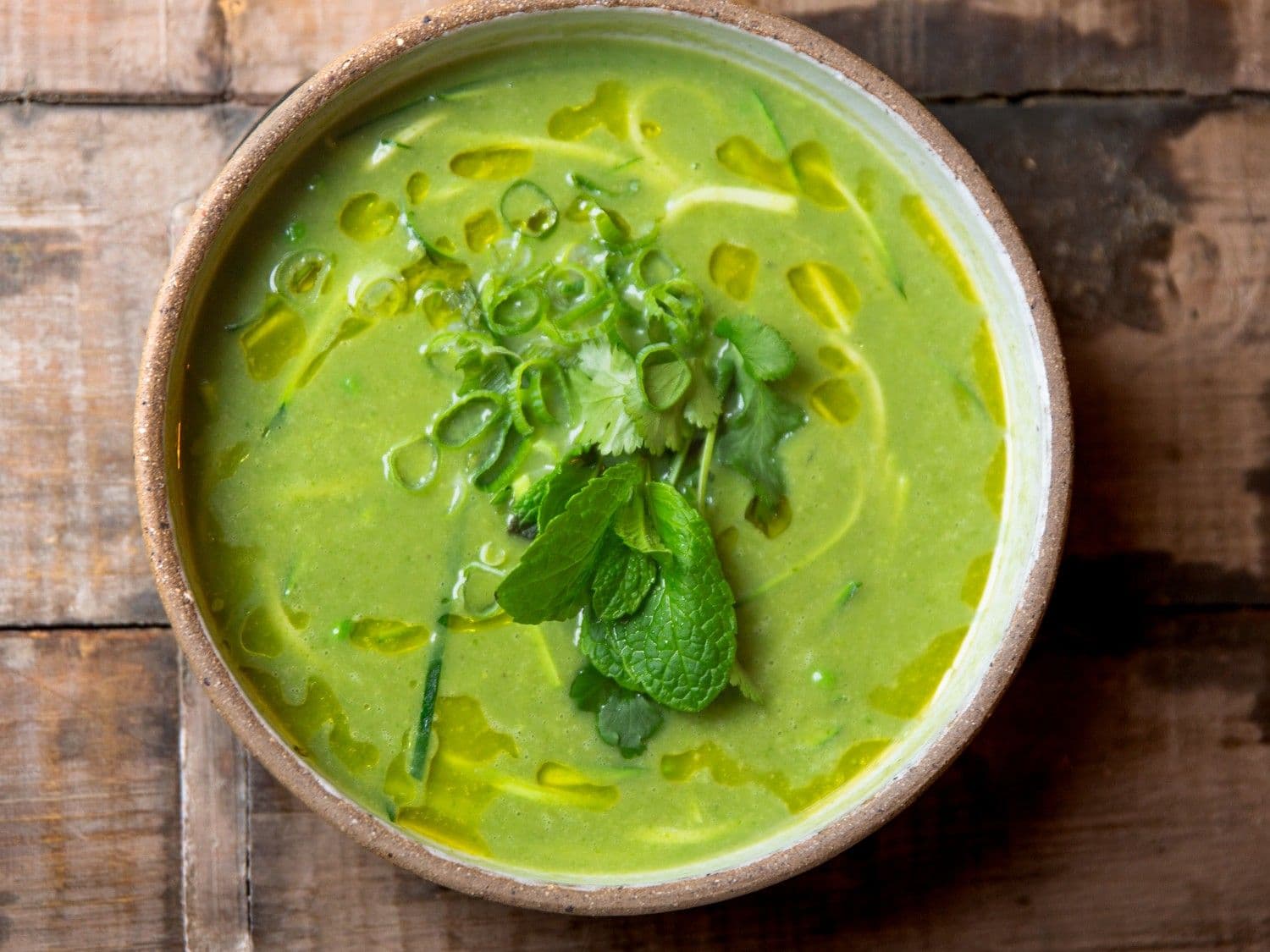 Groene groentesoep met groene curry en kokos