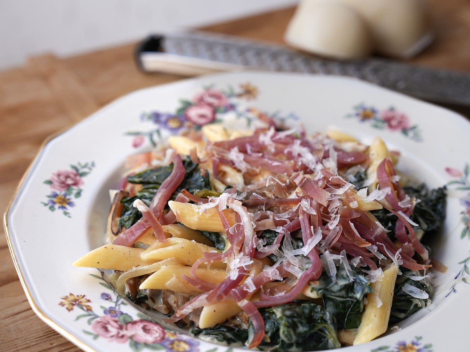 Penne met palmkool, oesterzwammen, Gandaham en provolone