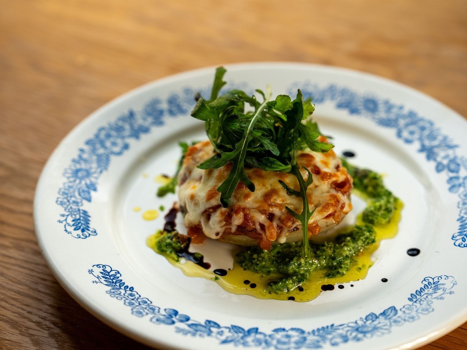 Gegrilde en gegratineerde artisjok met tomatencompote en peterseliepesto