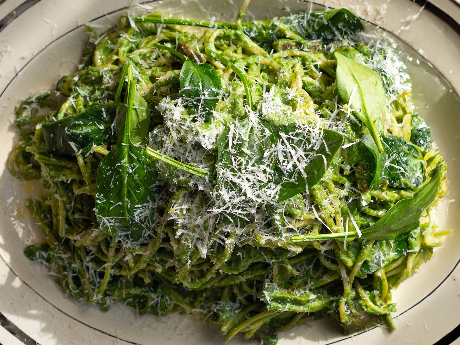 Pasta carbonara met guanciale en spinazie