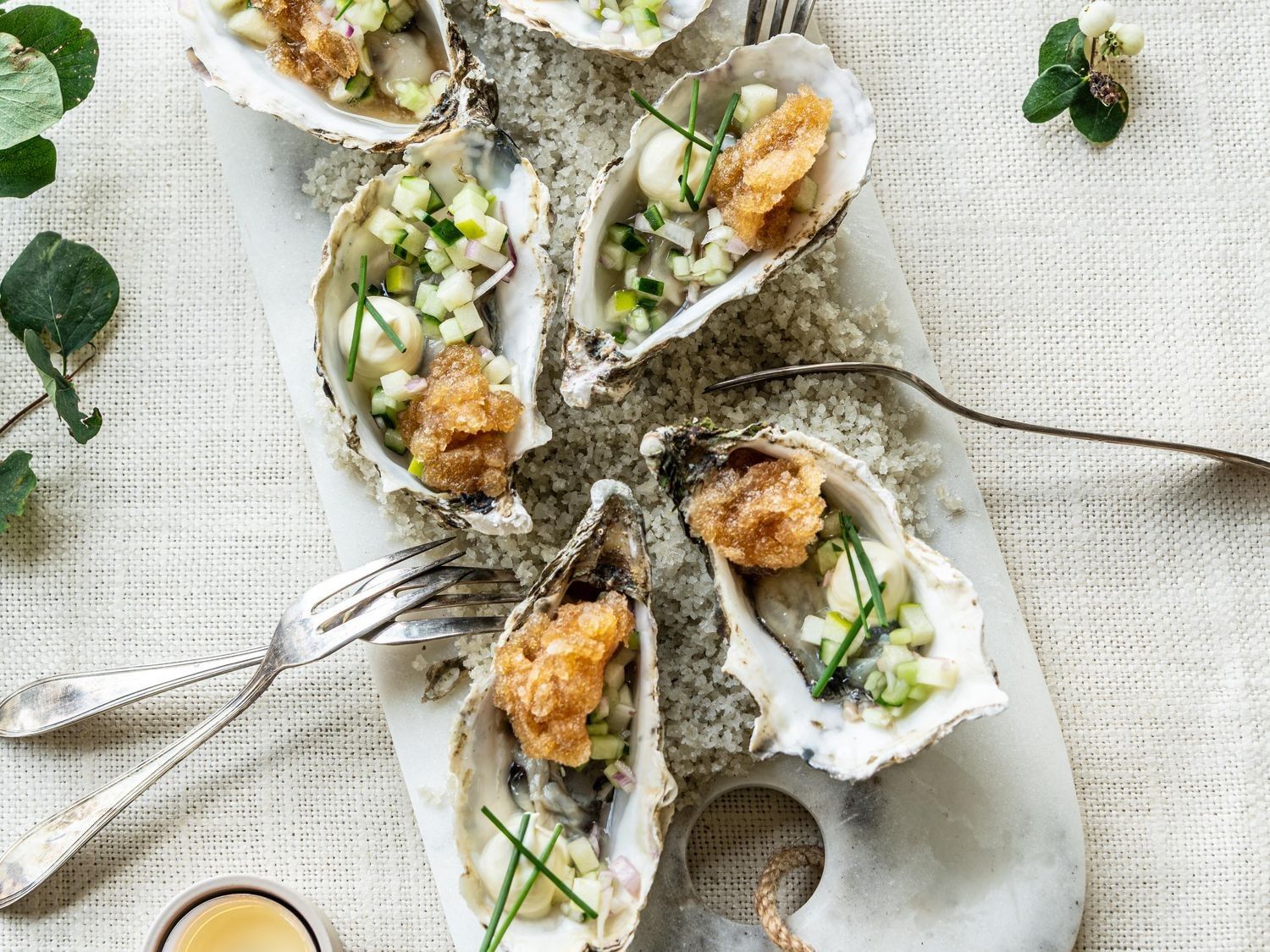 Oester met salsa van komkommer, appel en granité van sake