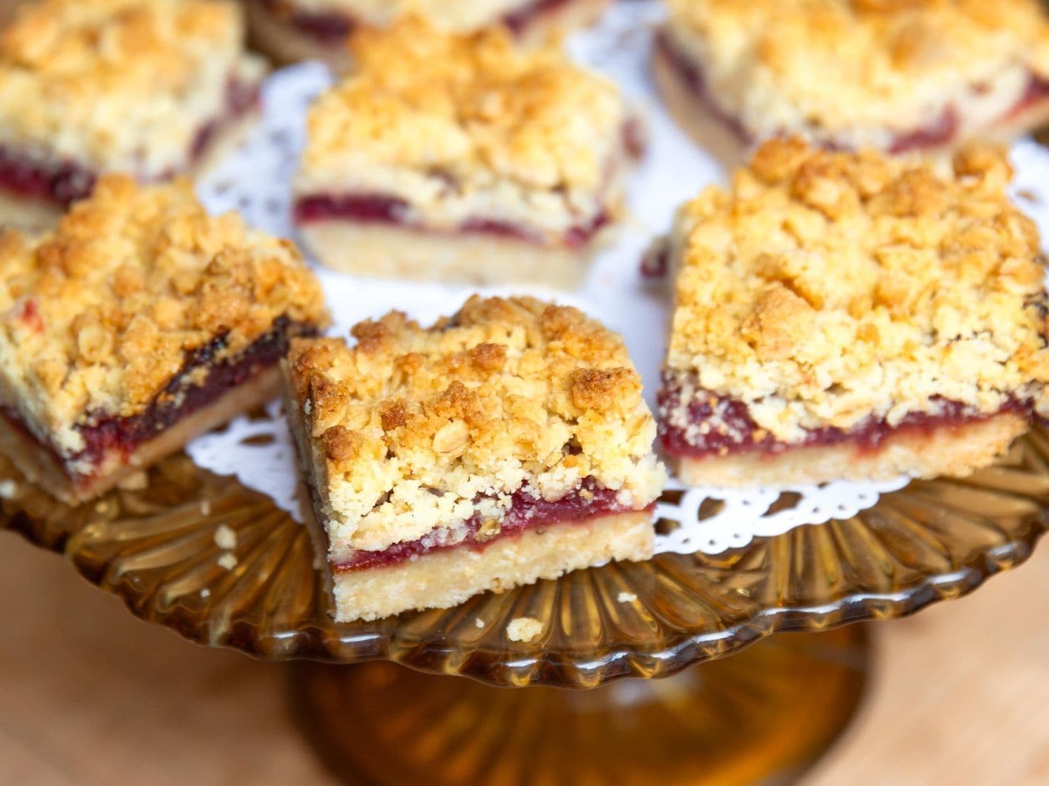 Amandelcrumble met peer en veenbes