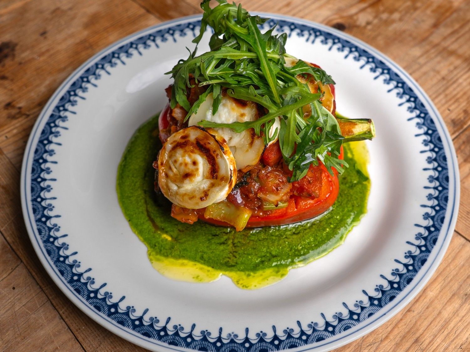 Gevulde paprika's met linzen, geitenkaas en salsa verde