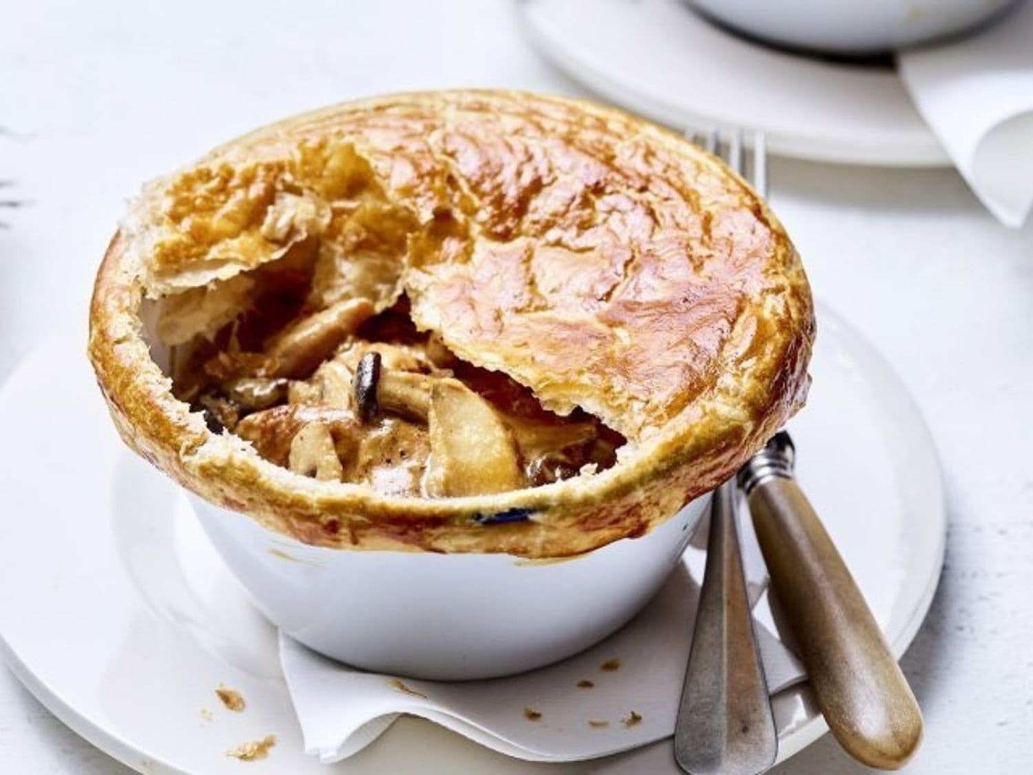 Stoofpotje van konijn met champignons, mosterdroomsausje en bladerdeeg