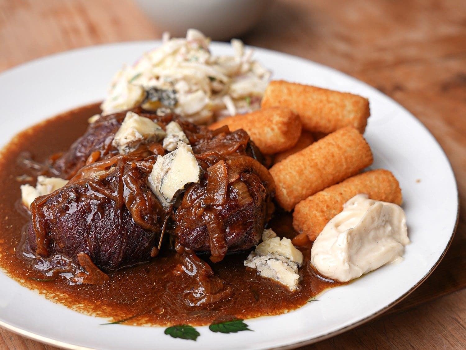Varkenswangen met blauwe kaas en bruin bier, kroketten en witloofsla