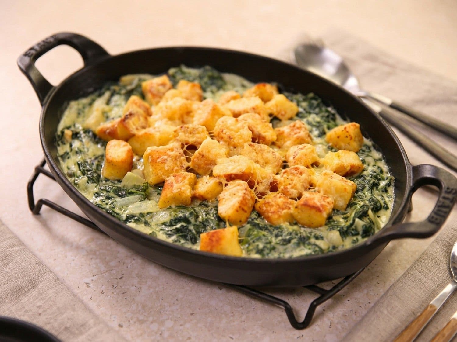 Gegratineerde gnocchi met boerenkool, schorseneren en vlaskaas