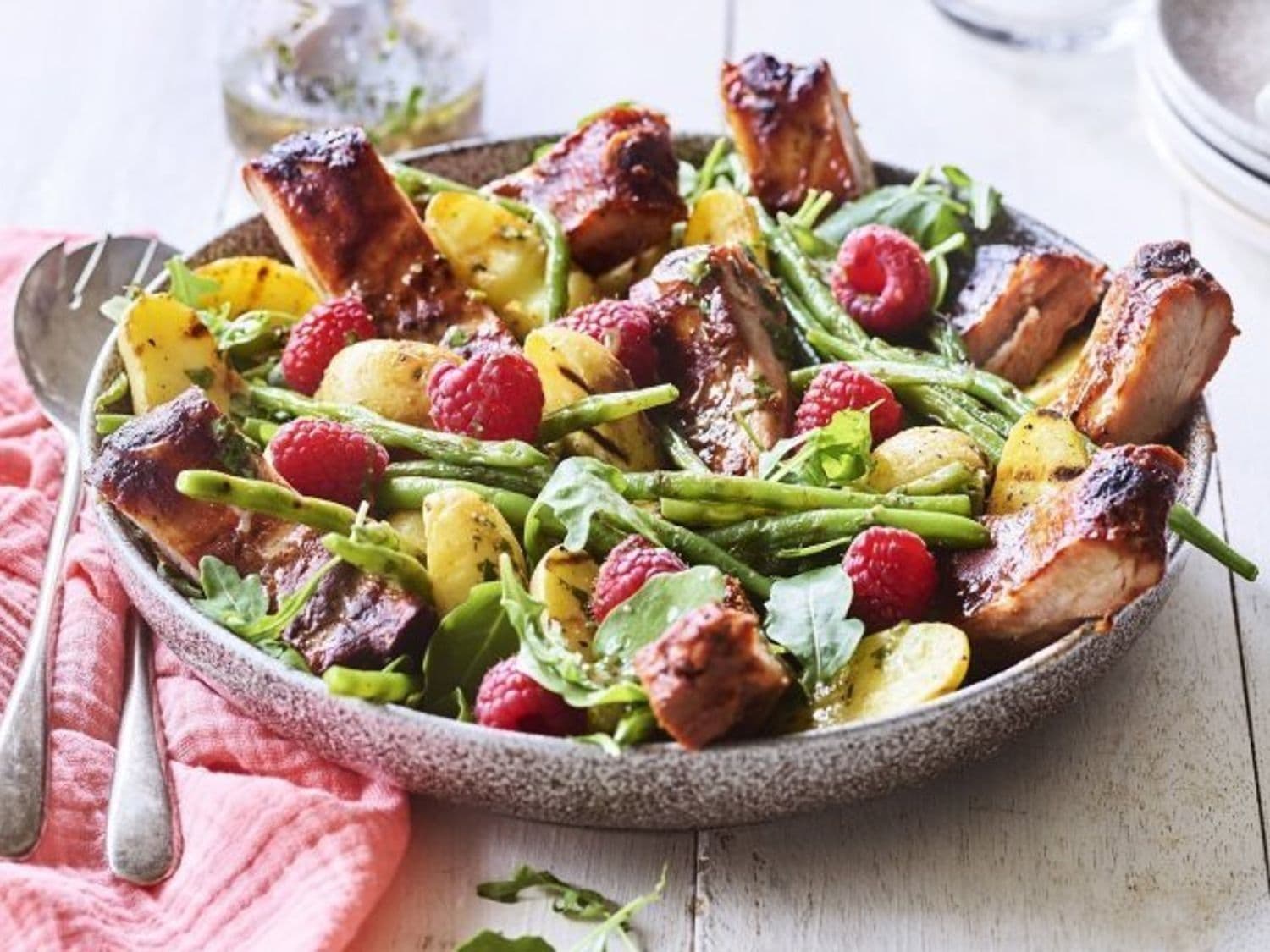 Salade van krieltjes, boontjes, frambozen en ribbetjes