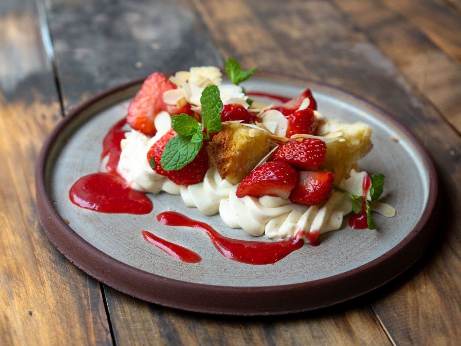 Ganache van witte chocolade met cake, aardbeien en amandelen