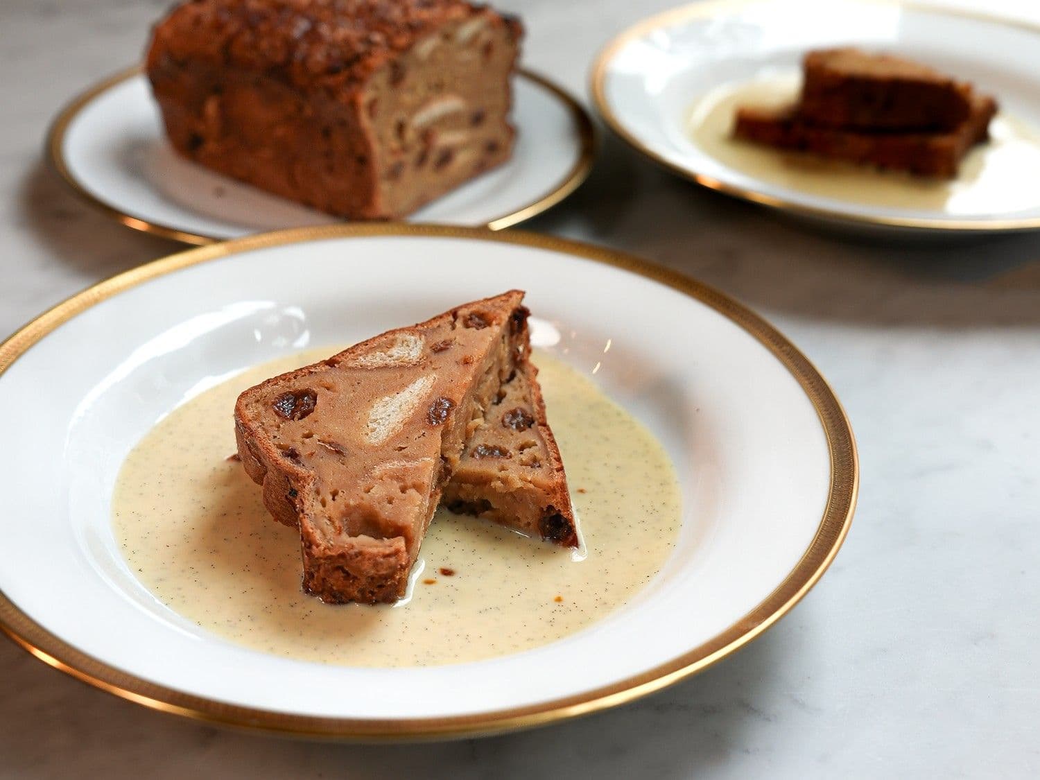 Broodpudding rum raisin met vanillesaus