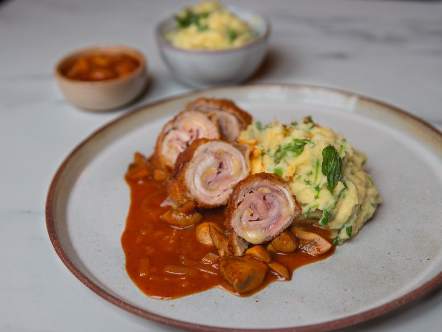 Cordon bleu met champignon-tomatensaus en waterkerspuree