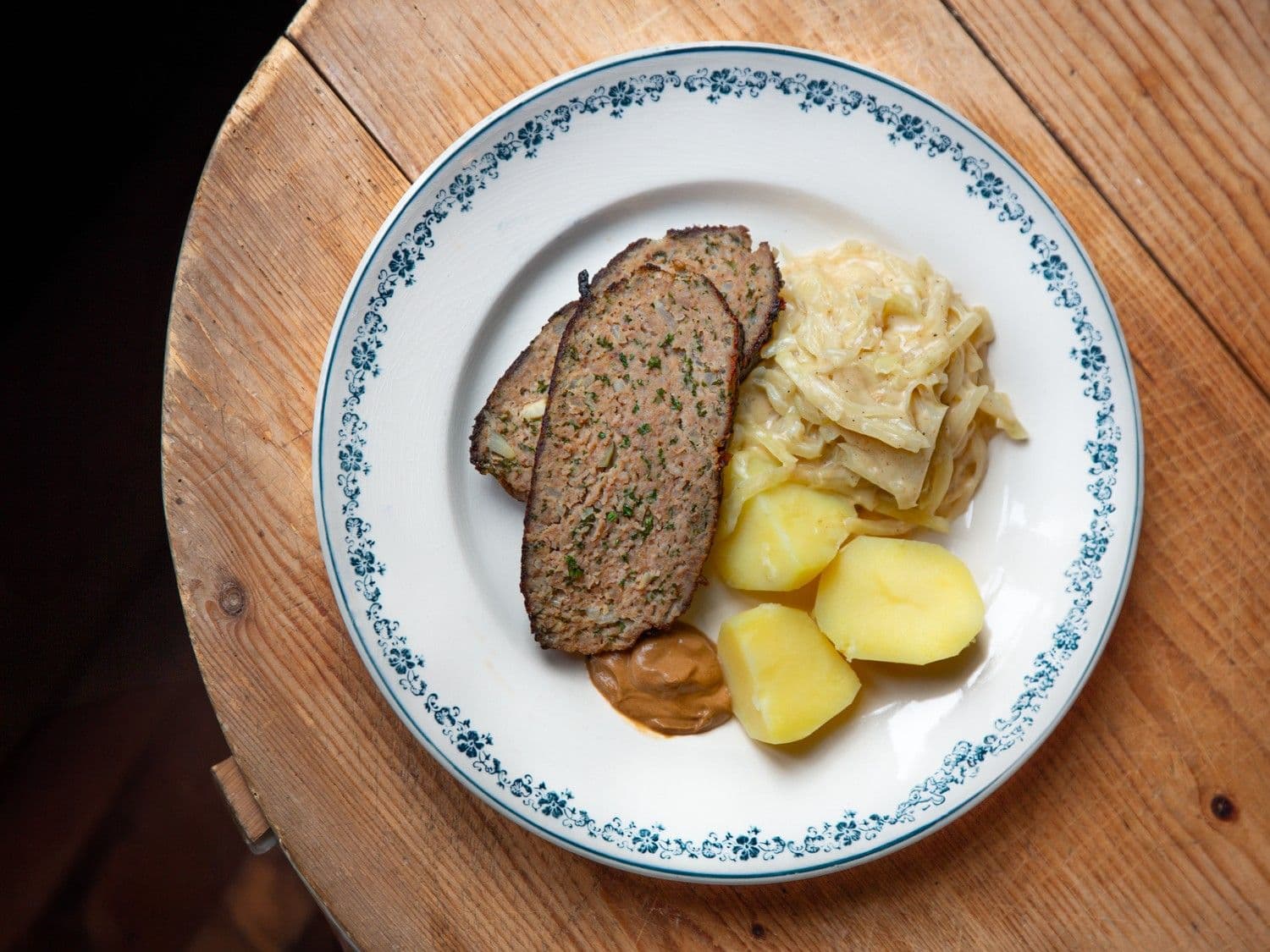 Gehaktbrood met witte kool in witte saus