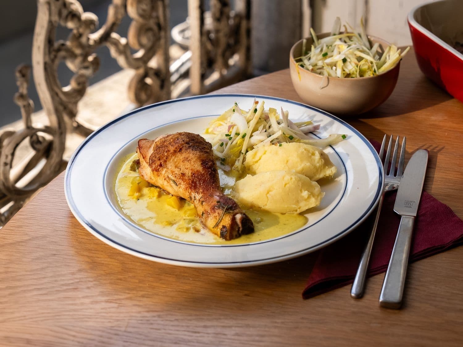 Gebakken kippenbillen met knolselderpuree en witloofsla