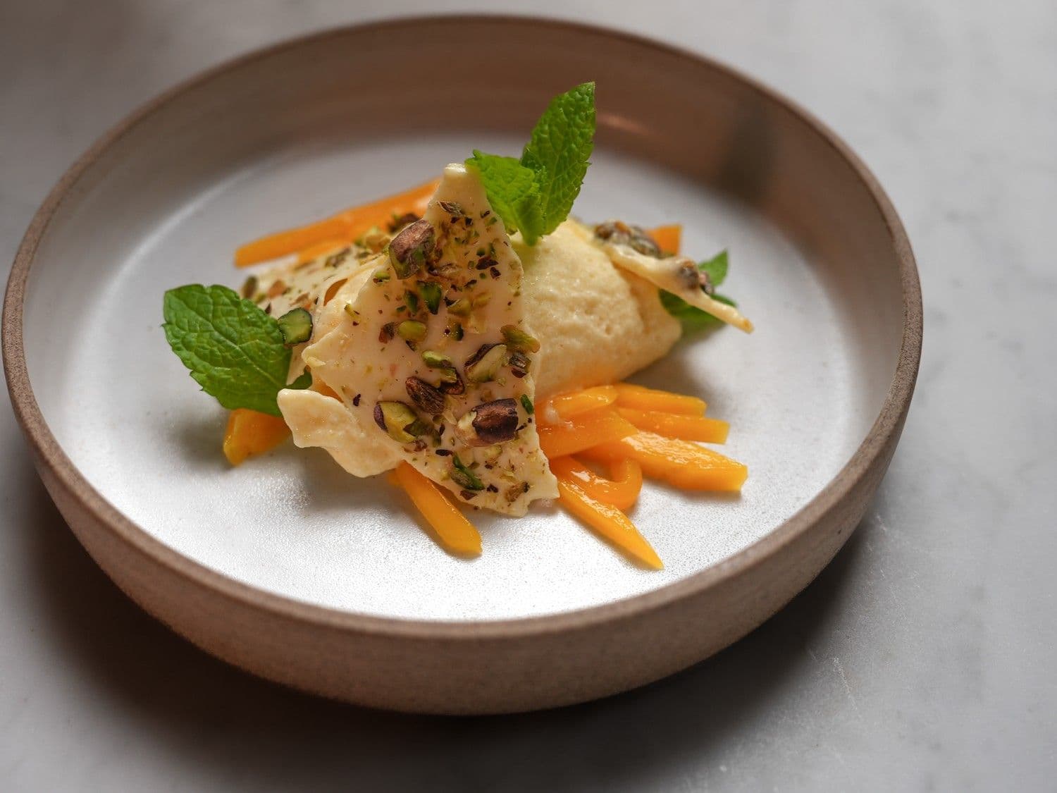 Mousse van mango met mangosalade en studentenhaver met pistache