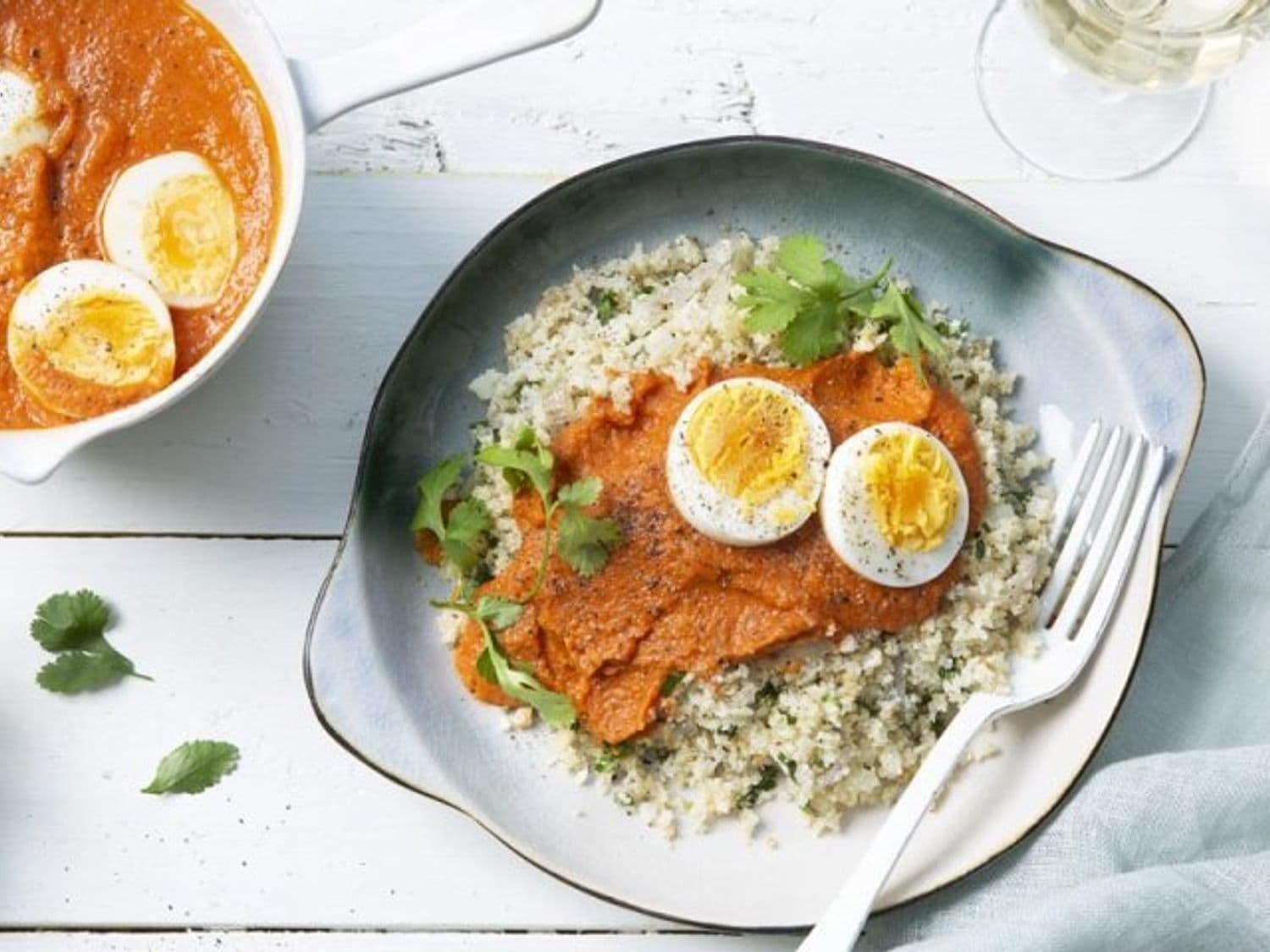 Eieren in pittige saus met bloemkoolrijst