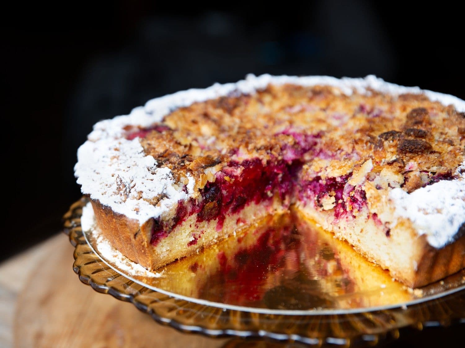 Bosvruchtentaart met kokosfrangipane en kokoscrumble