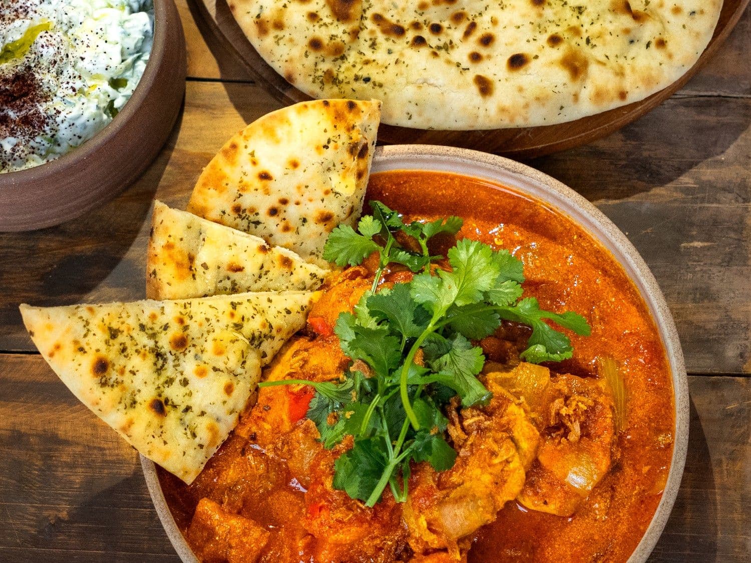 Indiase 'Balti' kip met naan en raita