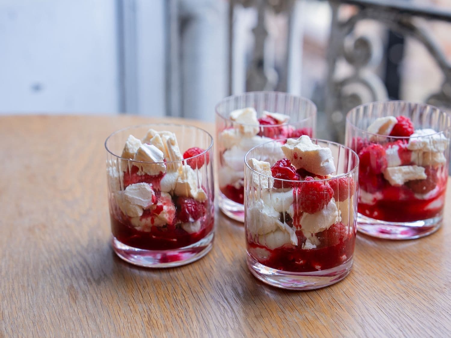 Eton mess met frambozen en violette