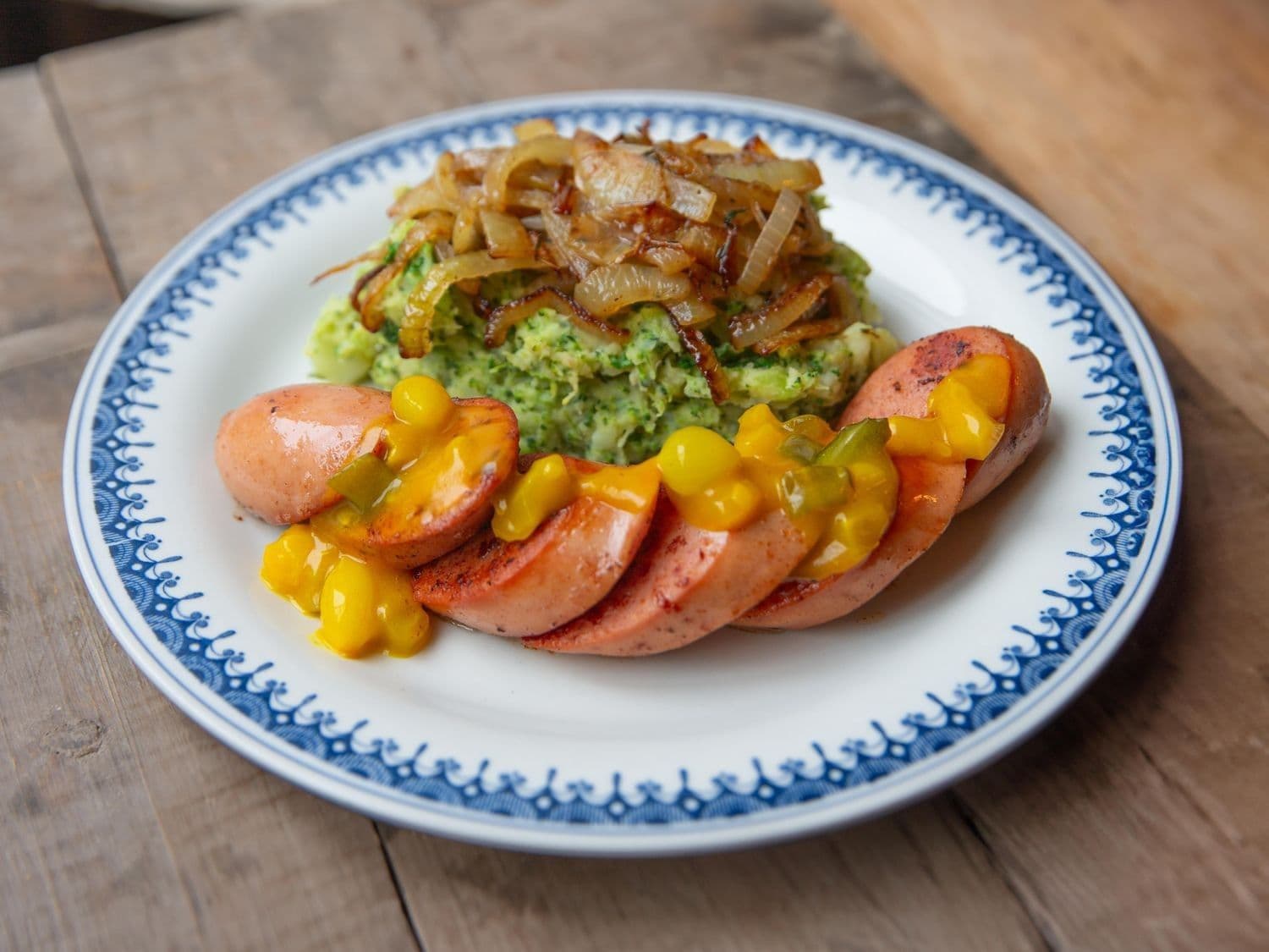 Broccolistoemp met gebakken cervela en pickles
