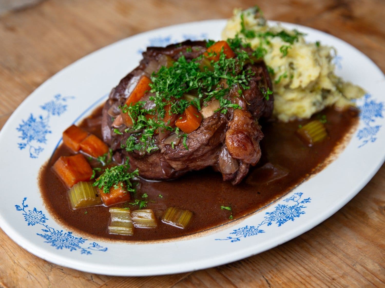 Runderschenkels in rode wijn met puree van savooikool