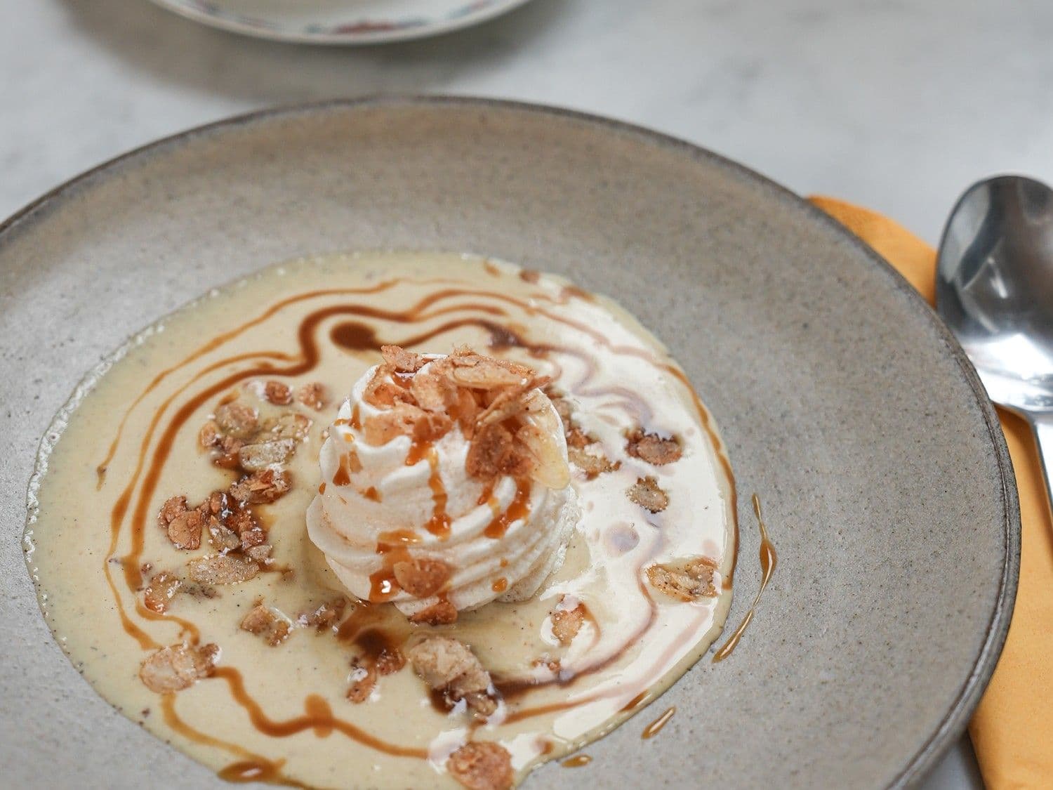 île flottante, vanillesaus met speculaas en karamel