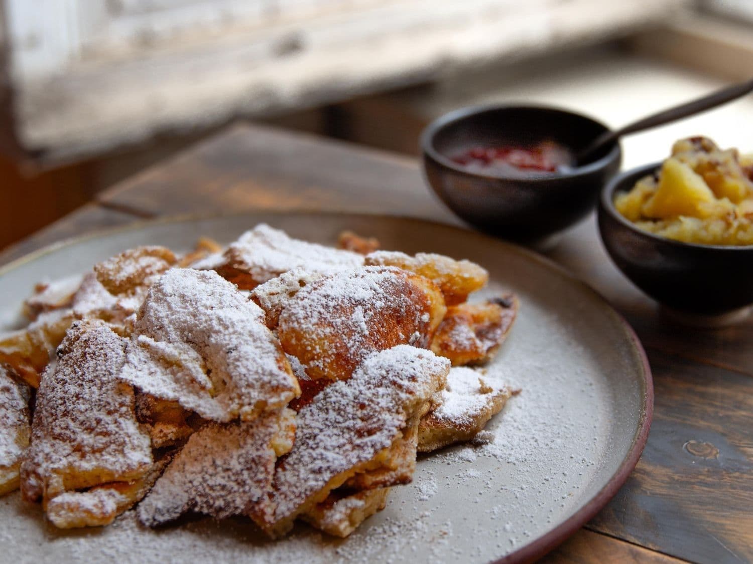 Kaiserschmarrn met appel en rozijnen