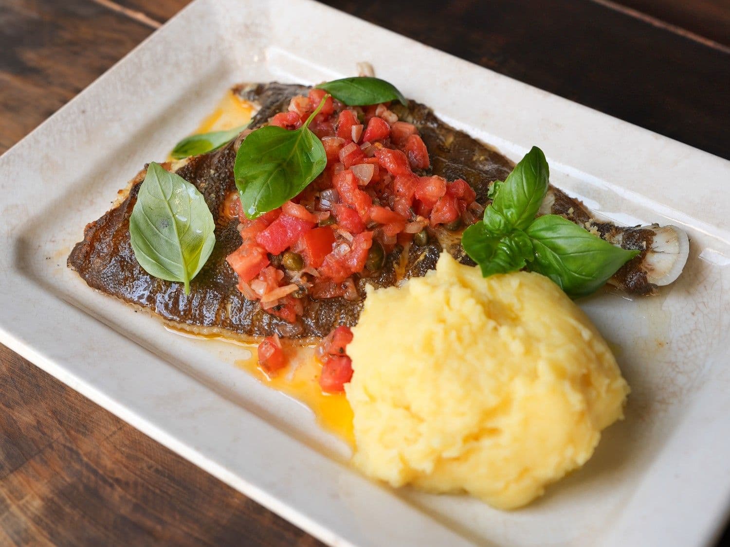 Gegrilde pladijs met parmezaanpuree en antiboise
