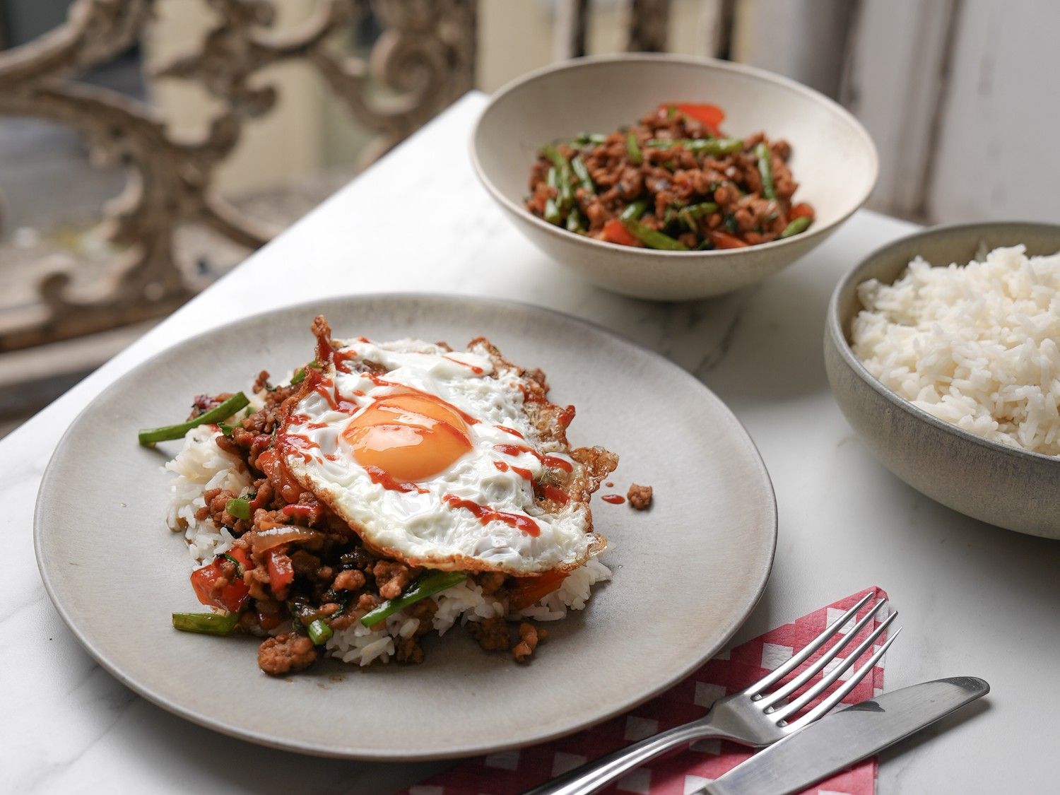Pad kra pao met kip en rijst