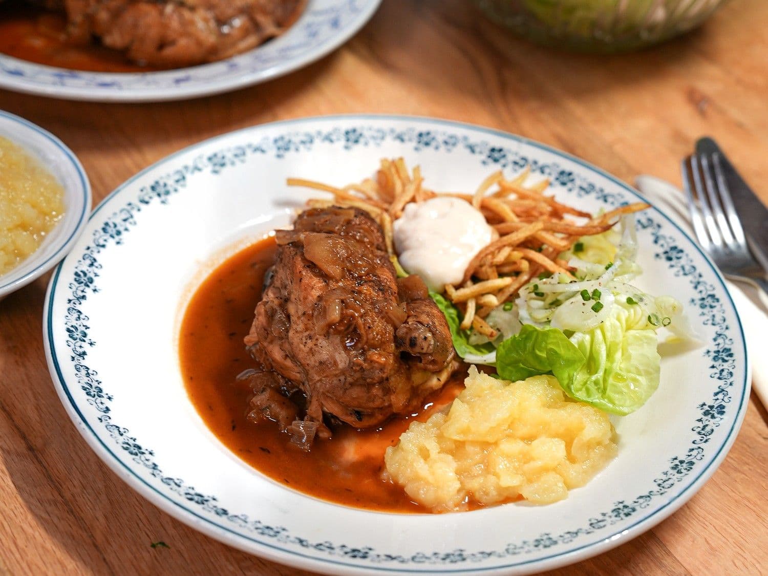 Kip met appelmoes en stro aardappelen