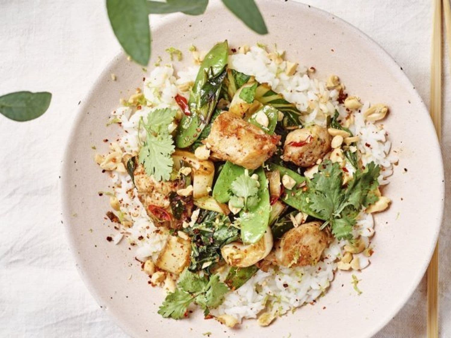 Wok met konijn, paksoi en sluimererwten