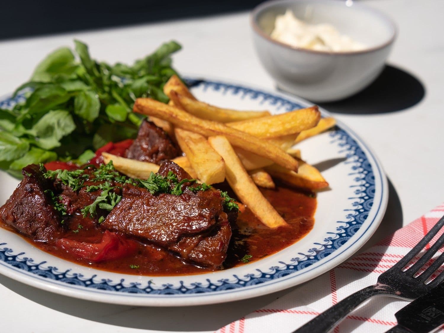 Goulash met frieten en waterkers