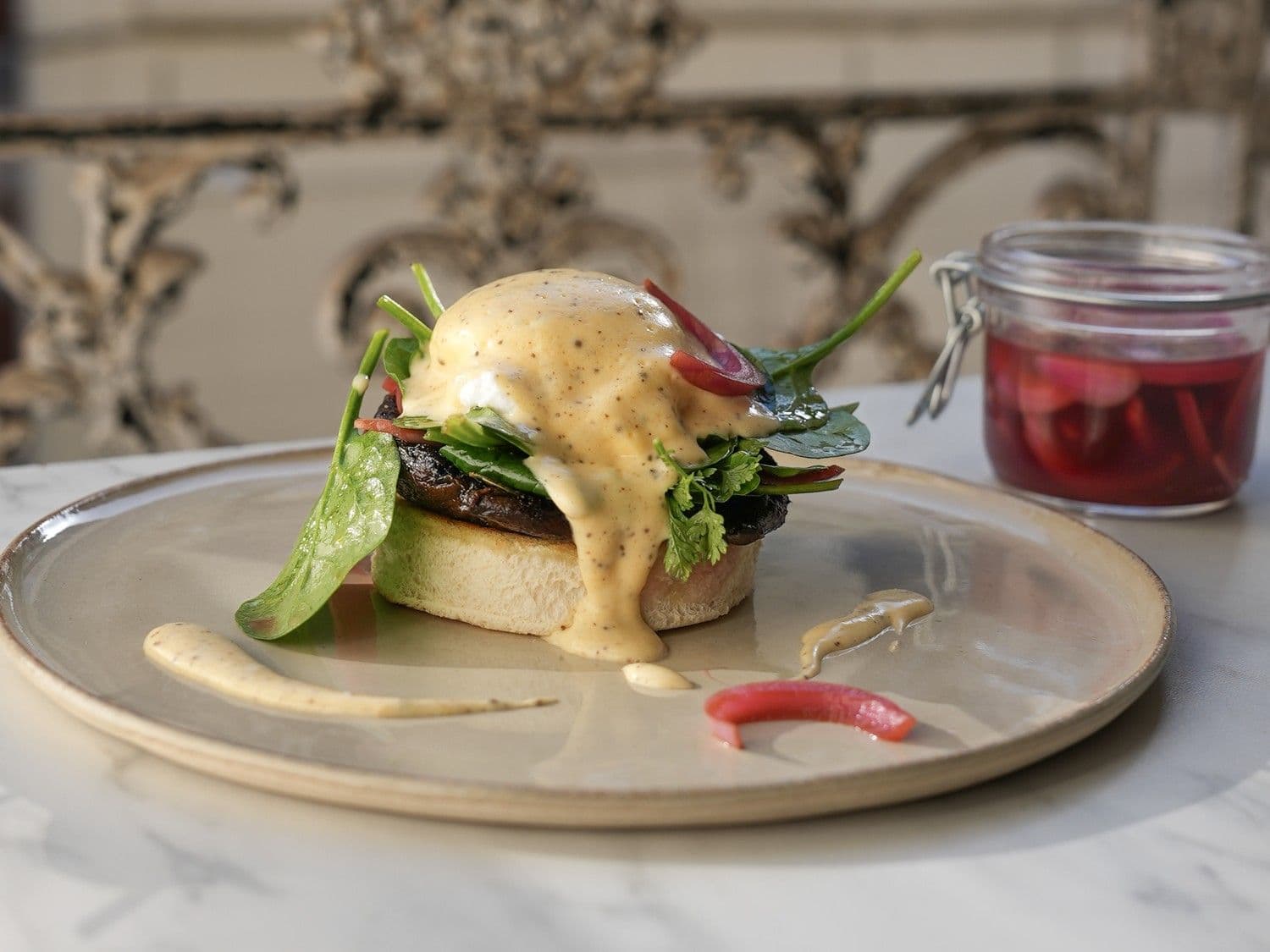Portobello 'Benedicte' met truffel hollandaise