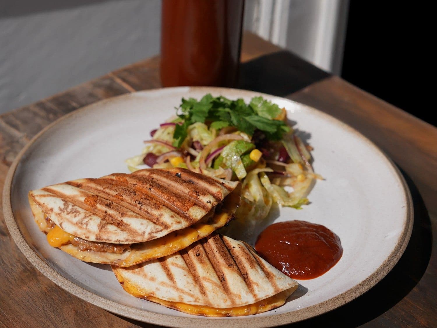 Quesadillas met gehakt en cheddar met jalapeñoketchup