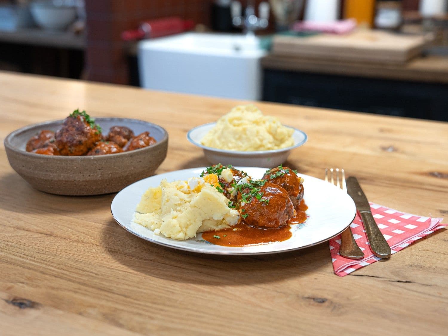 Balletjes in tomatensaus met mimosa van ei