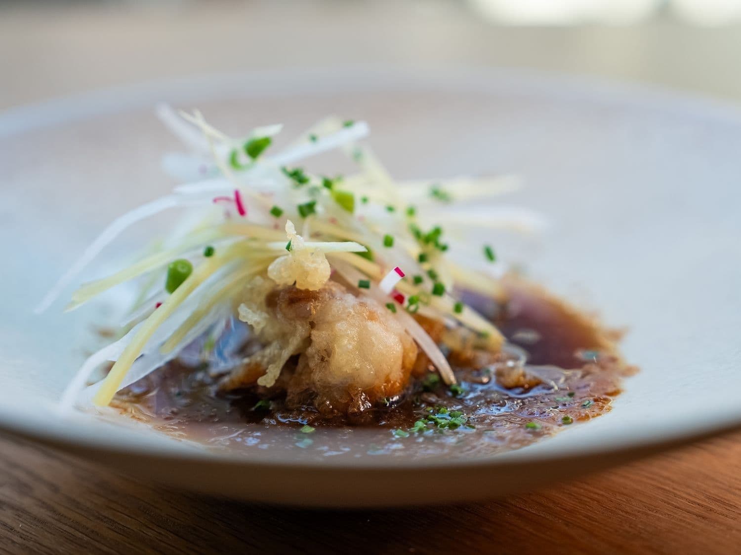 Tempura van hondshaai met daikonsalade en mirindressing