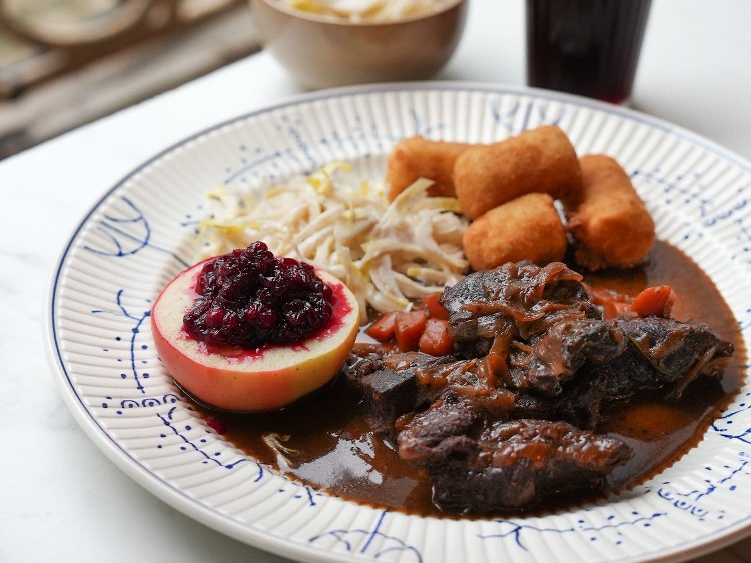 Wildragout met Liefmans Goudenband, appel met veenbes, kroketten en witloofsalade