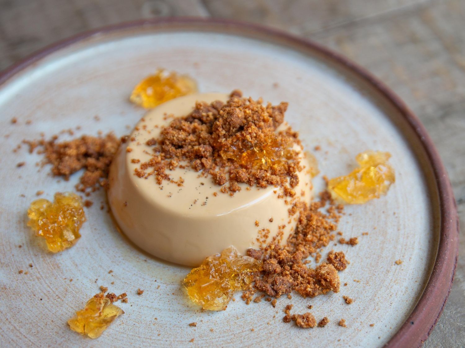 Espresso panna cotta met amarettogelei en speculaascrumble