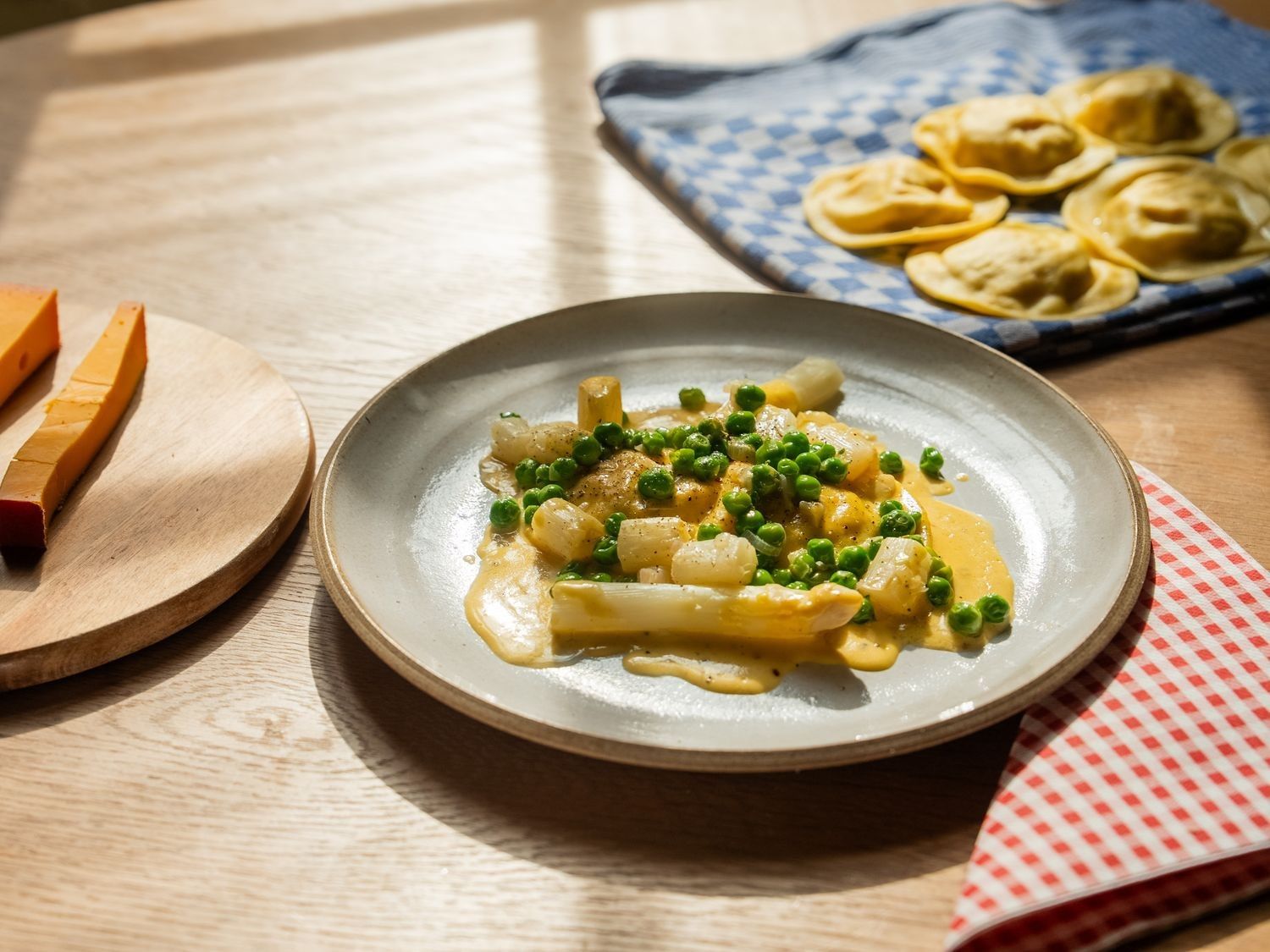 Ravioli met gerookte ham en Flandrien met asperges en erwtjes