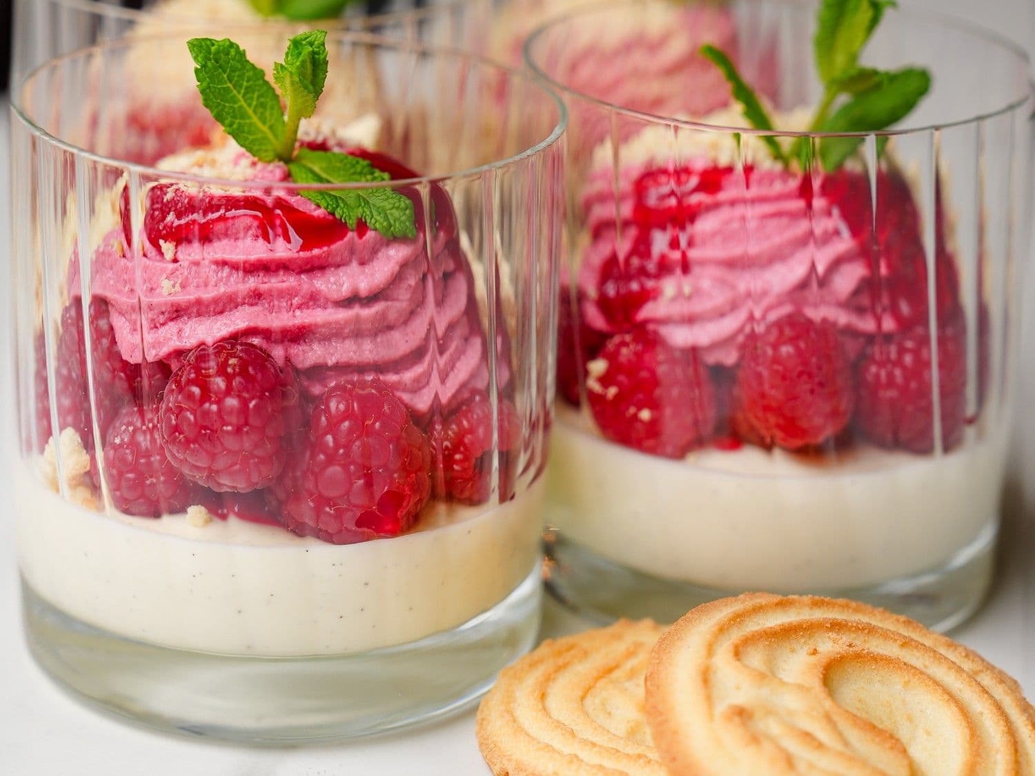 Panna cotta van plattekaas met frambozenmousse en crumble