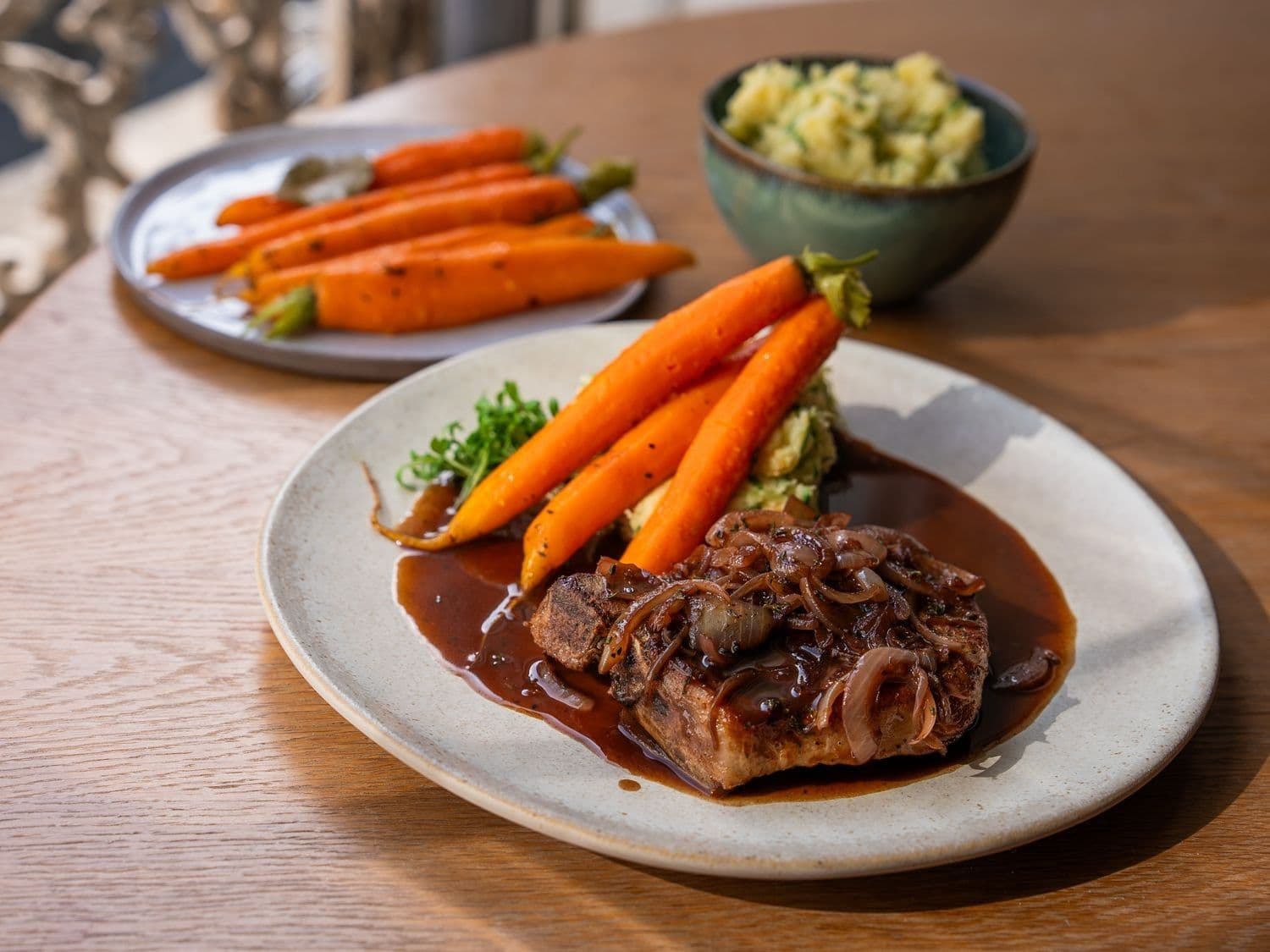 Kotelet met jonge wortelen, puree met tuinkers en tijmsaus