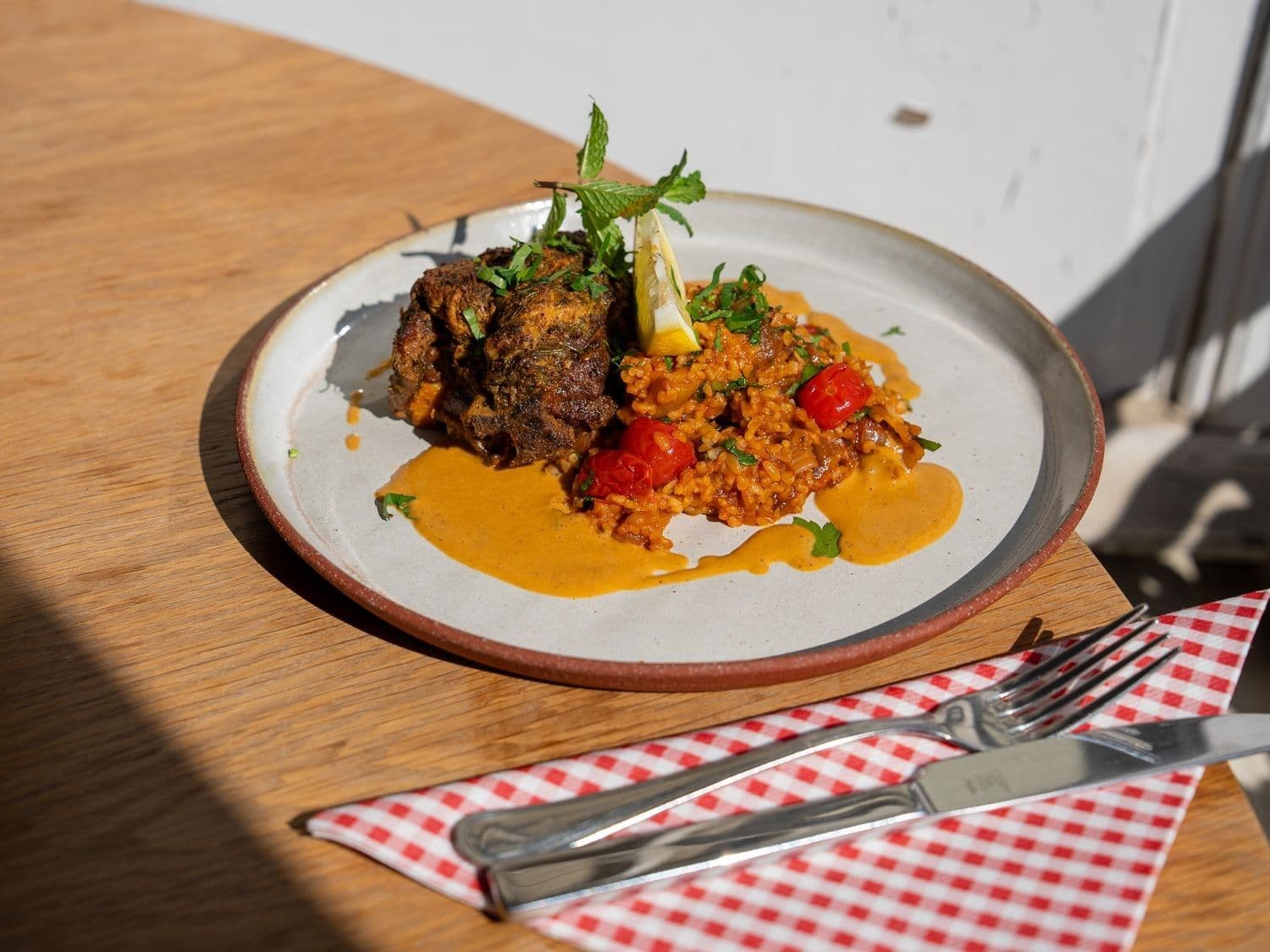Gebraiseerde lamsnek met mosterd en munt en tomatenbulgur met aubergines