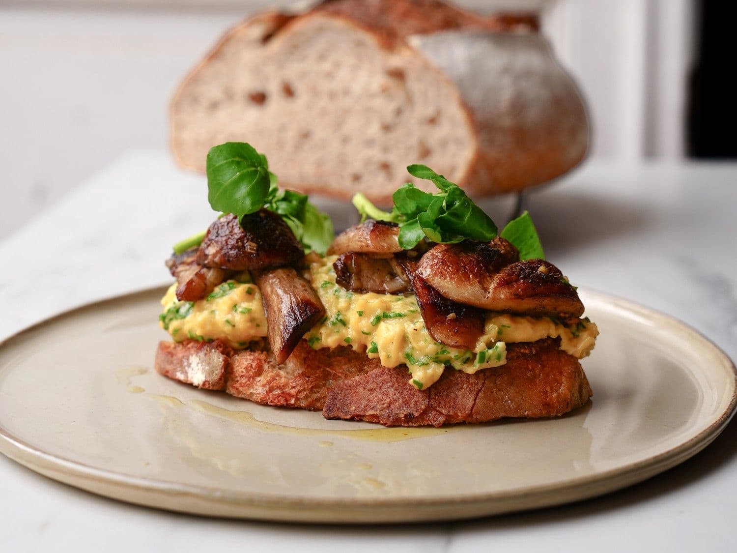 Toast champignon met eekhoorntjesbrood en roerei