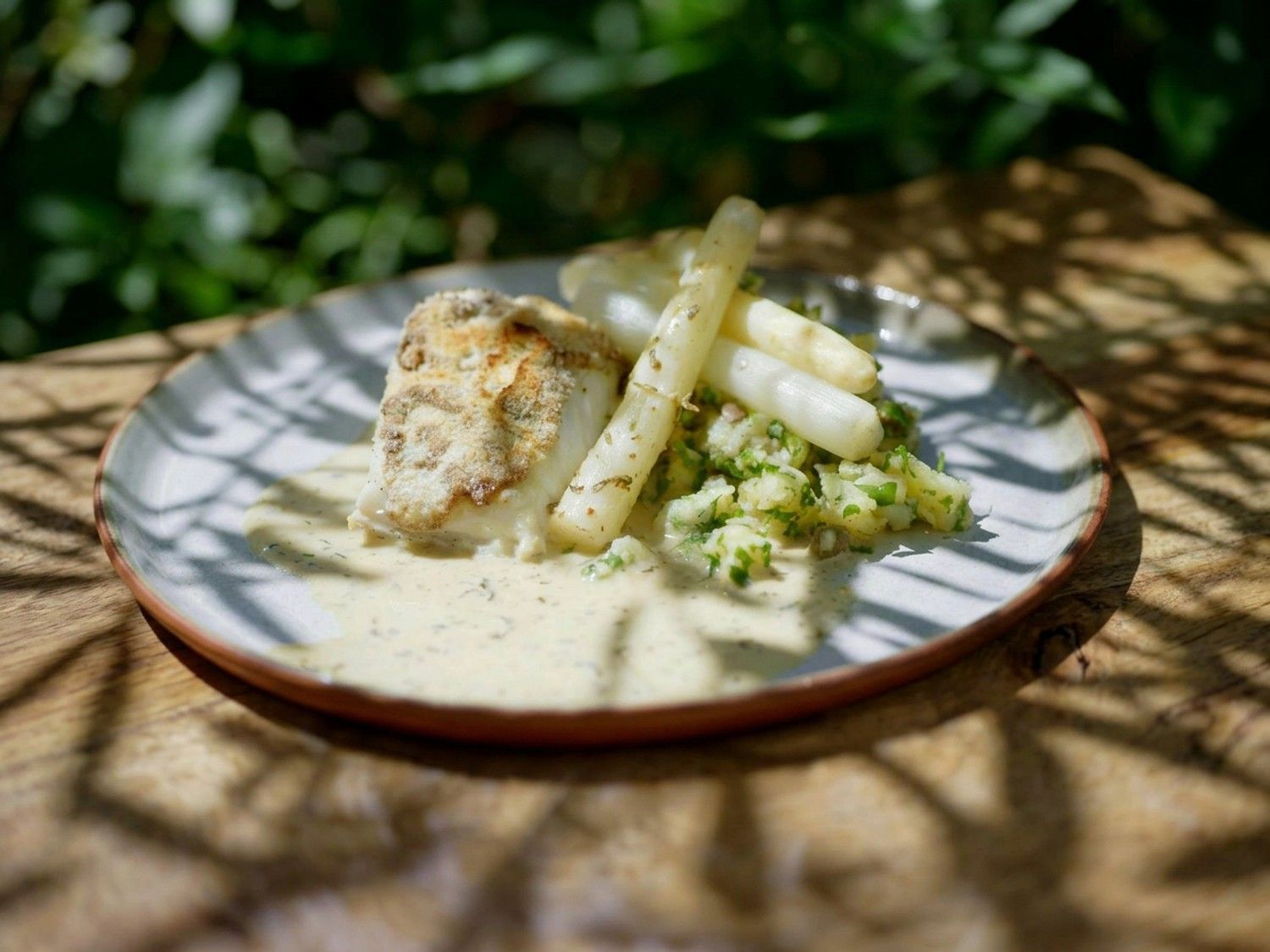 Kabeljauw à la moutarde met asperges en peterselie-aardappelen