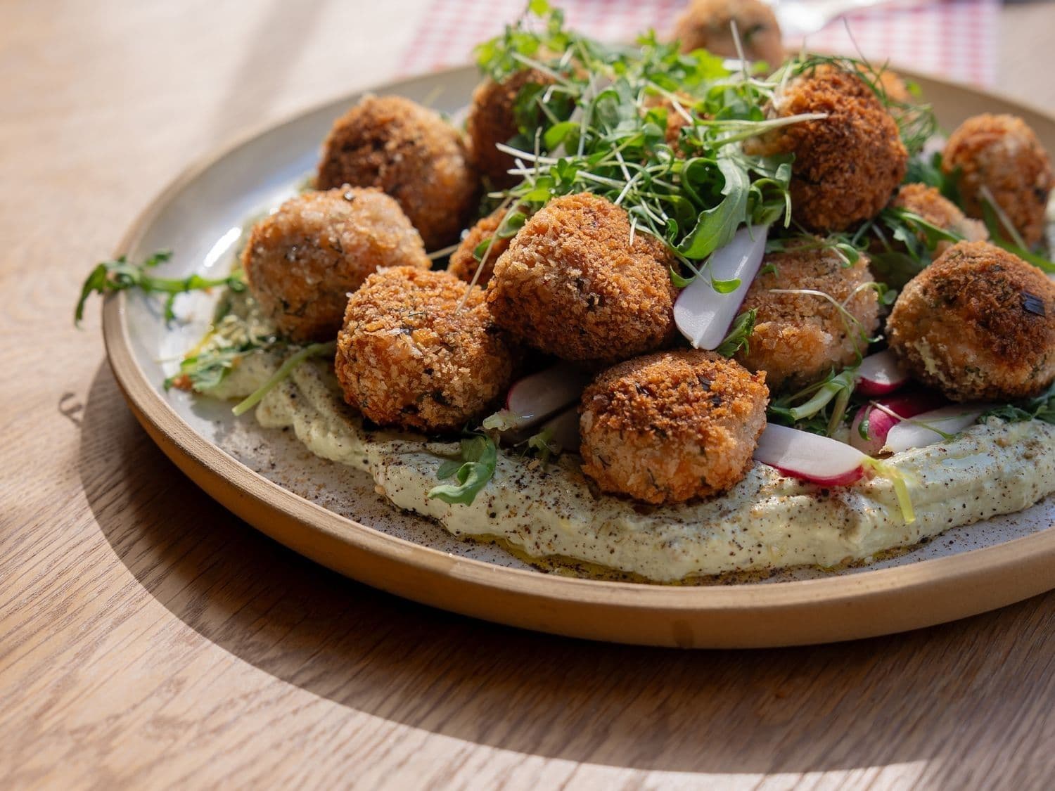 Zalmballetjes met avocadolabneh en kruidensalade