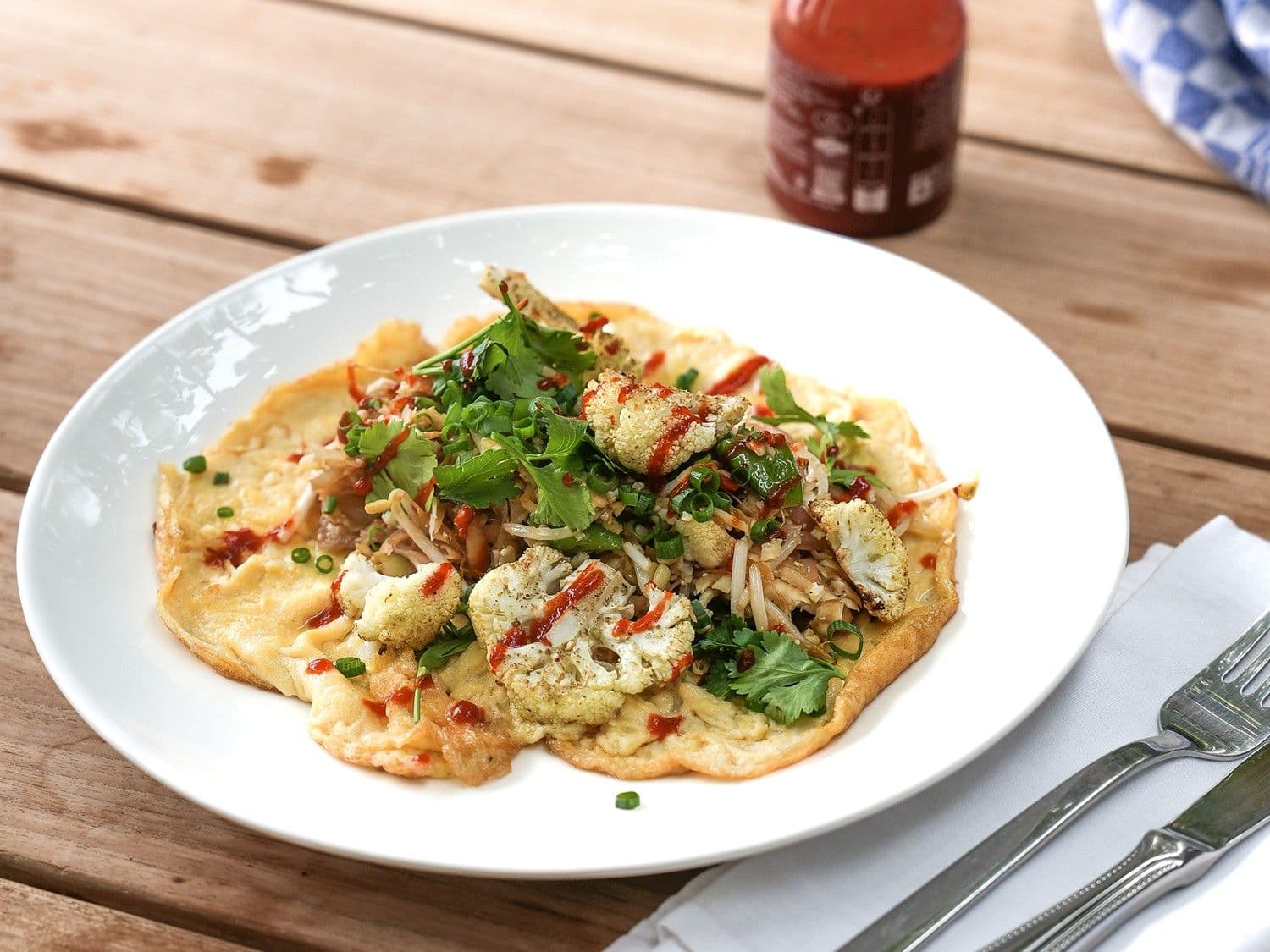 Nasi van bloemkoolrijst en omelet