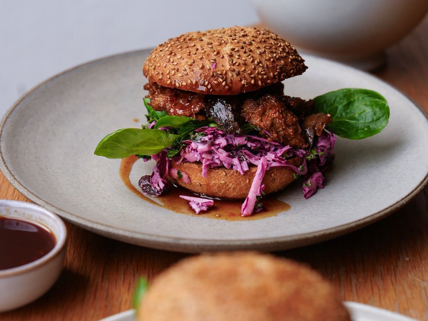 Broodje pulled seitan met bbq saus en rode coleslaw