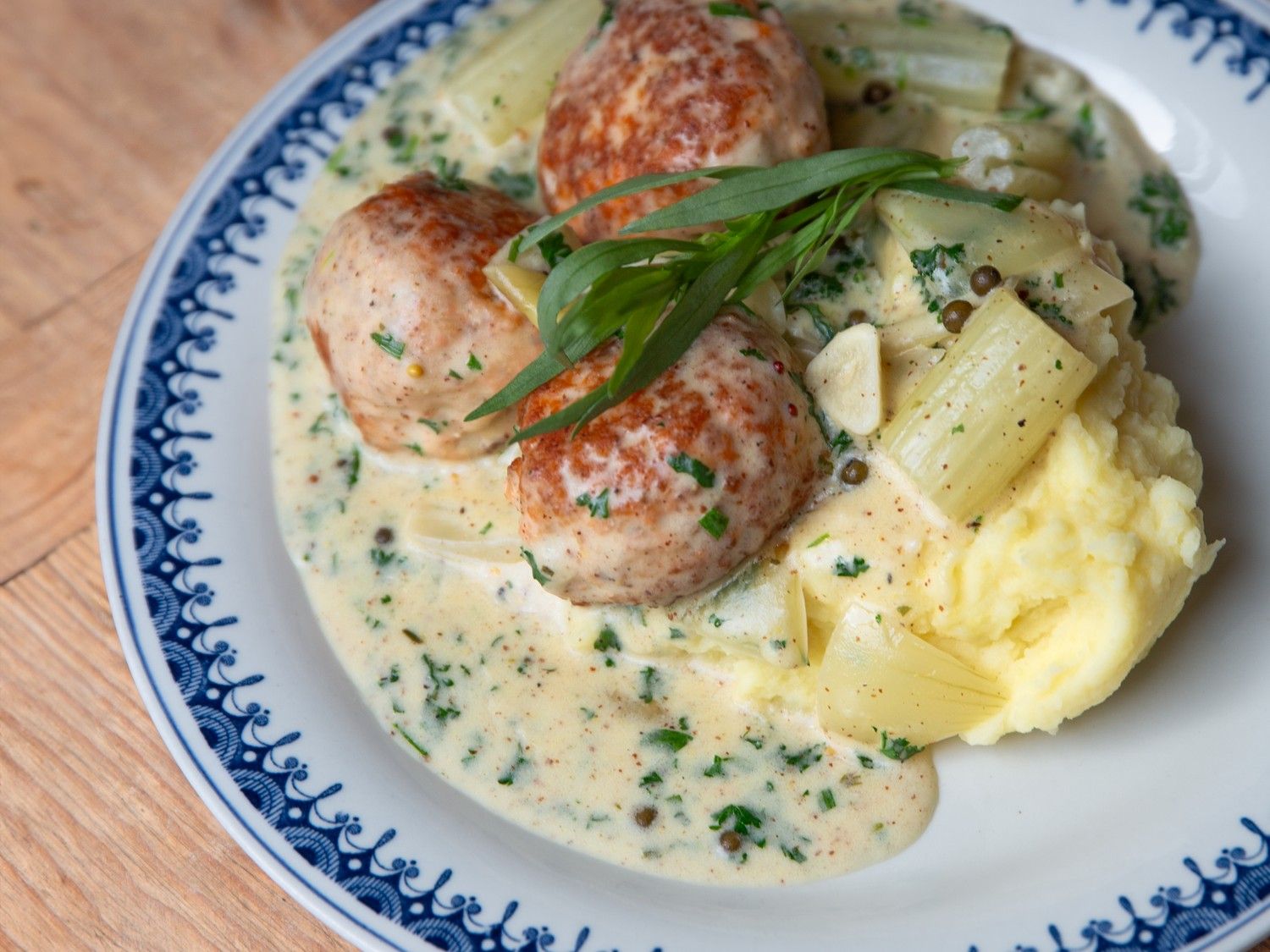 Zalmballetjes in seldersaus met mosterd en puree