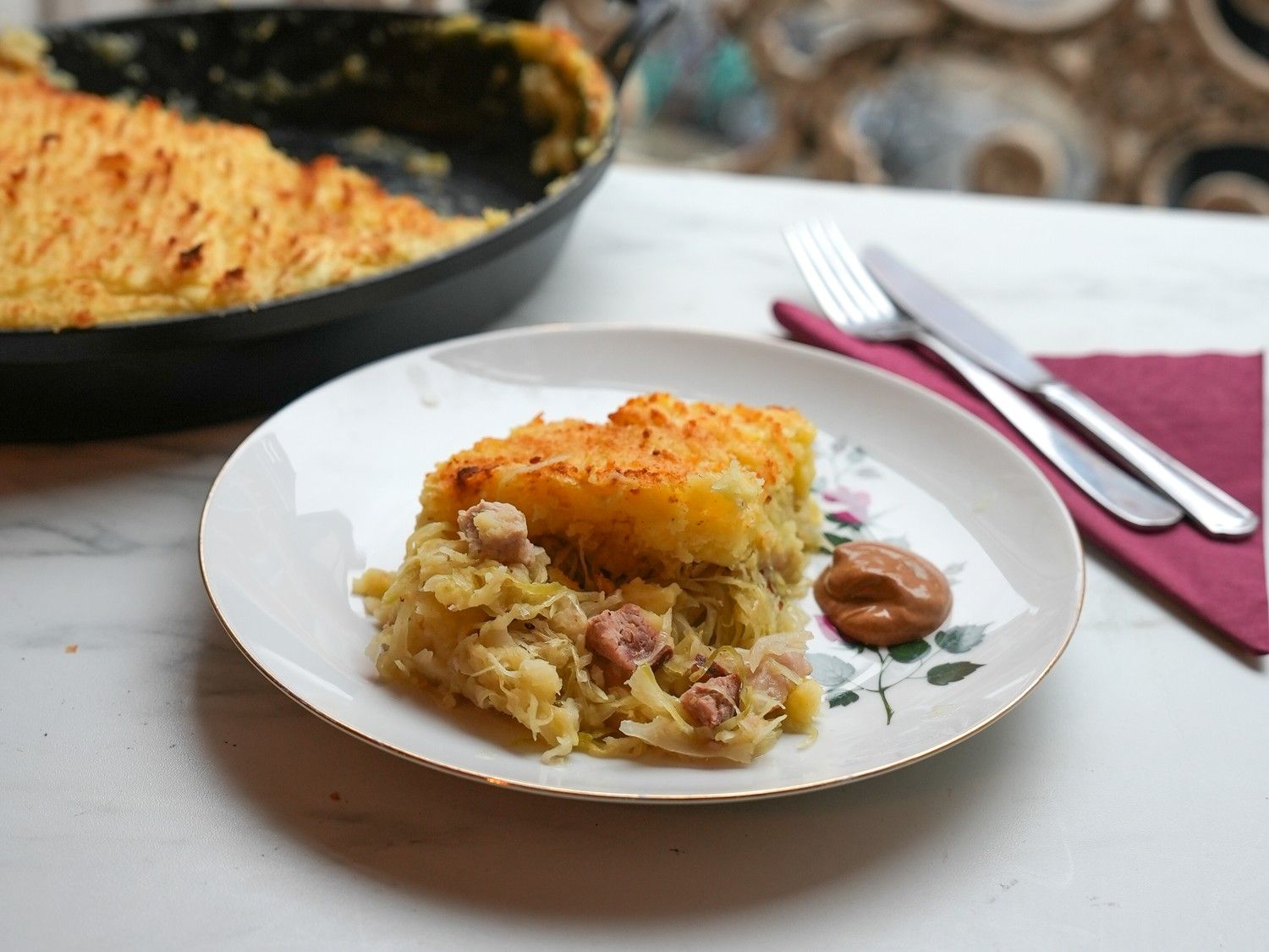 Ovenschotel met zuurkool, kotelet en Poolse worst
